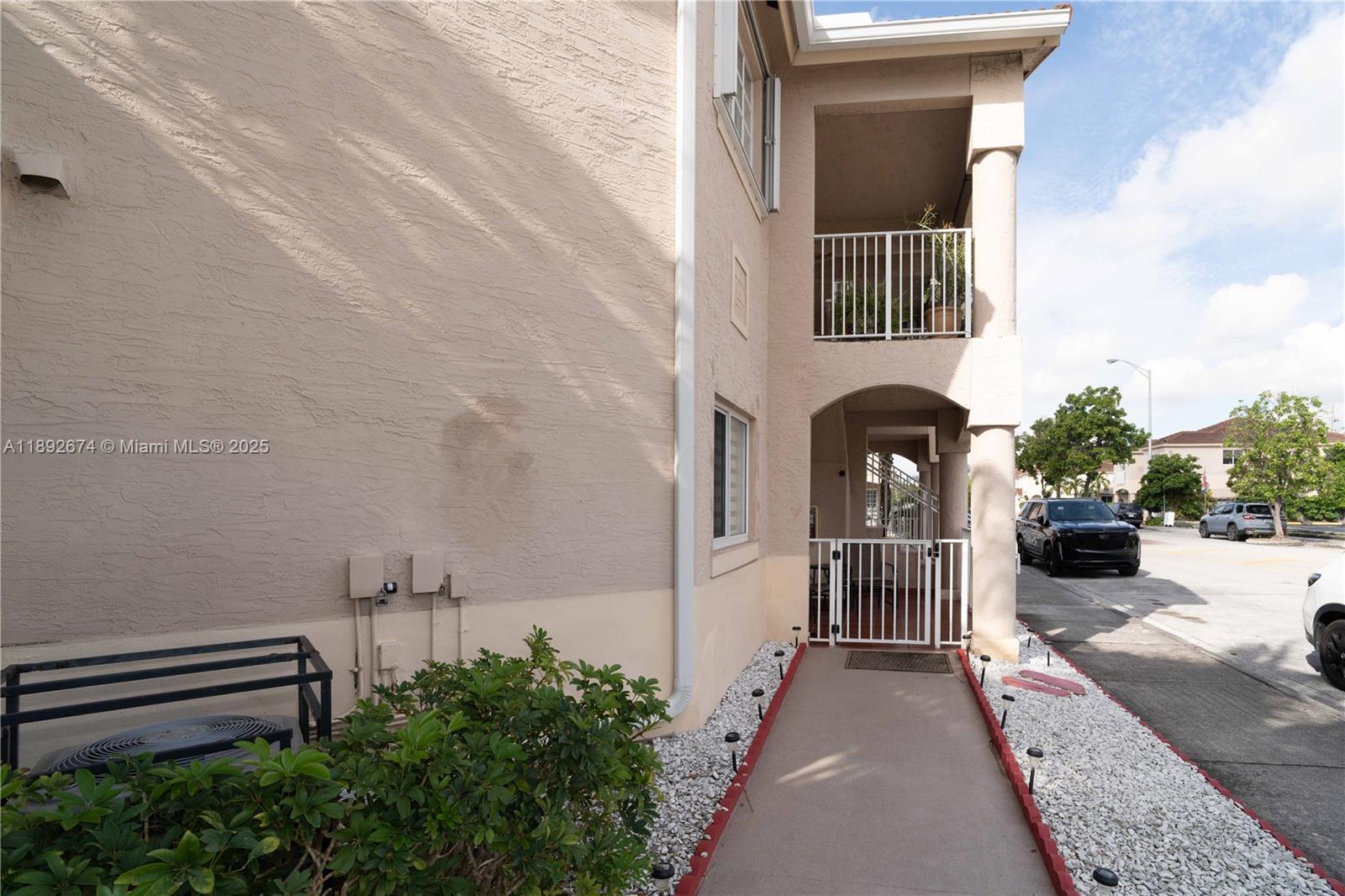 LOS PORTALES PHASE II CON - Residential Lease