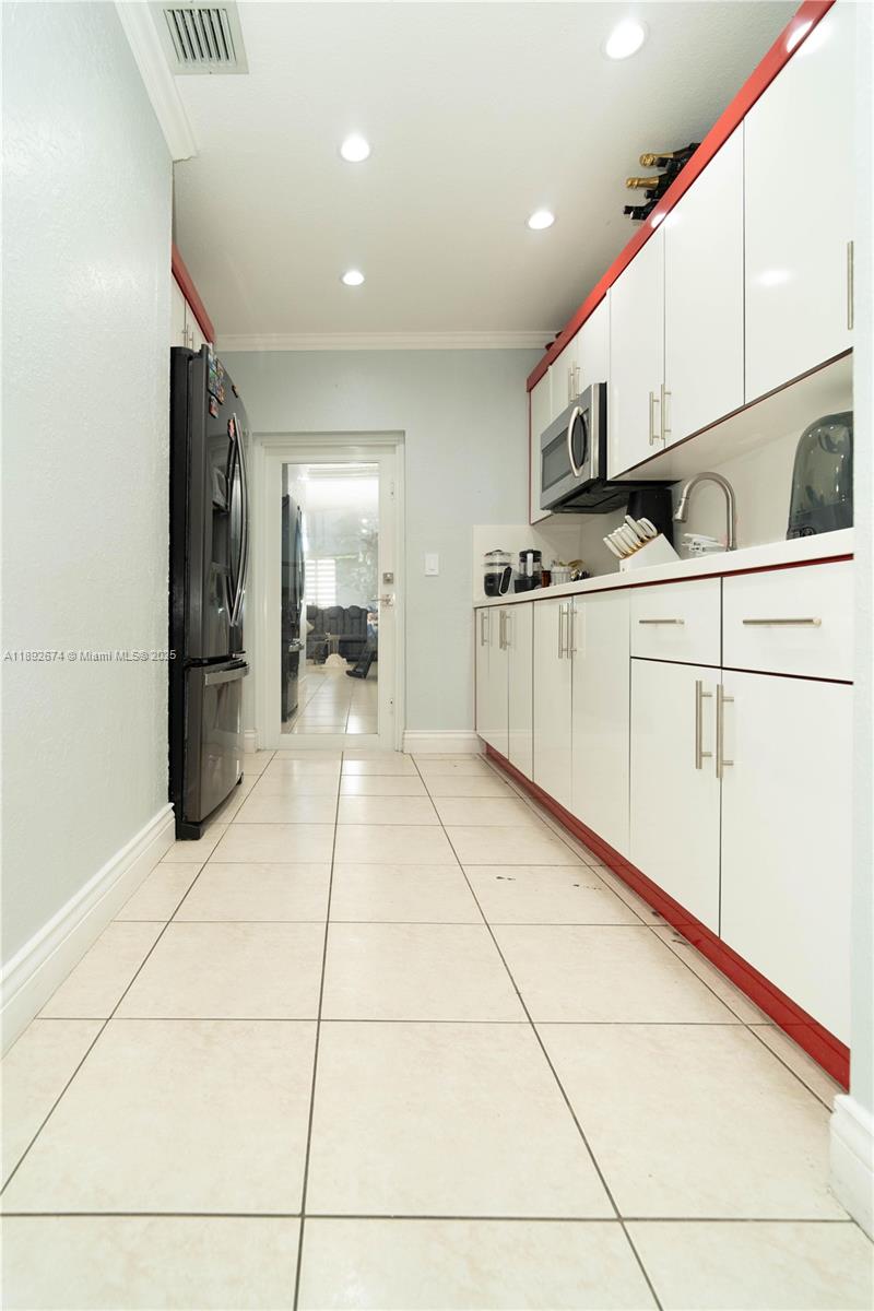 LOS PORTALES PHASE II CON - Residential Lease