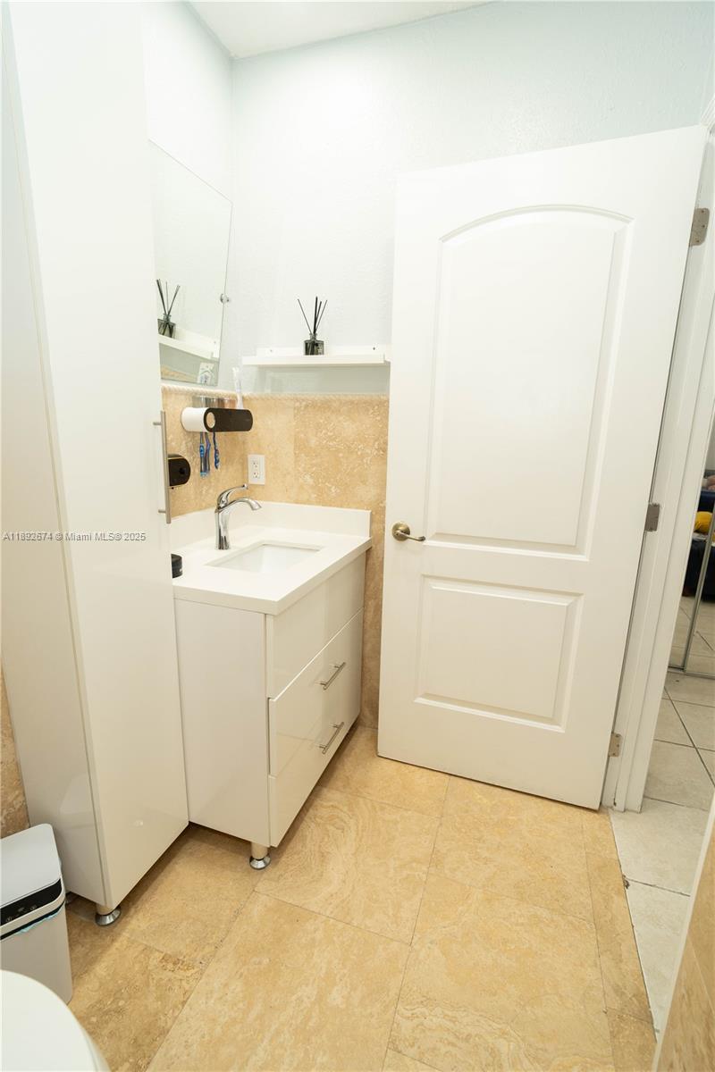 LOS PORTALES PHASE II CON - Residential Lease