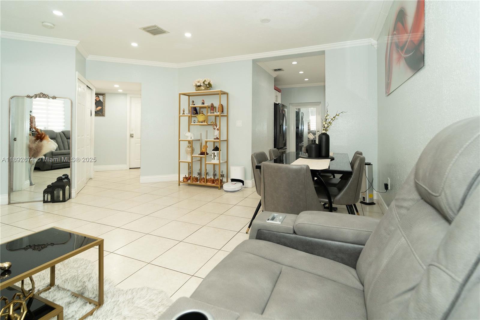 LOS PORTALES PHASE II CON - Residential Lease
