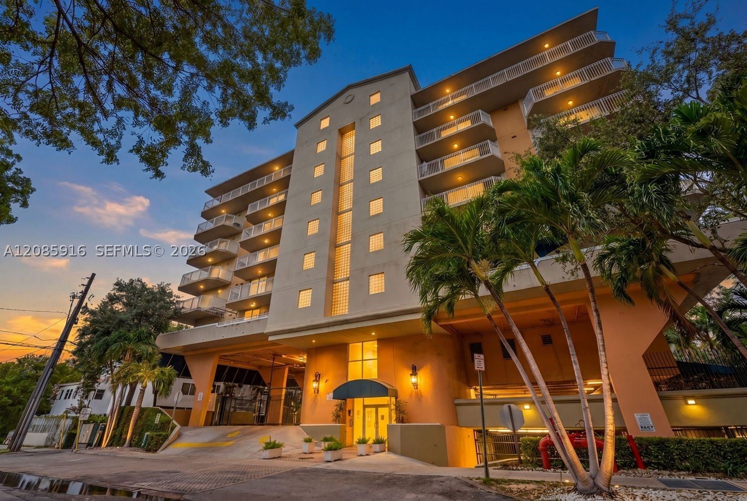 1650 Coral Way 607, Miami, FL, 33145/$460,000 3 1650 Coral Way 607