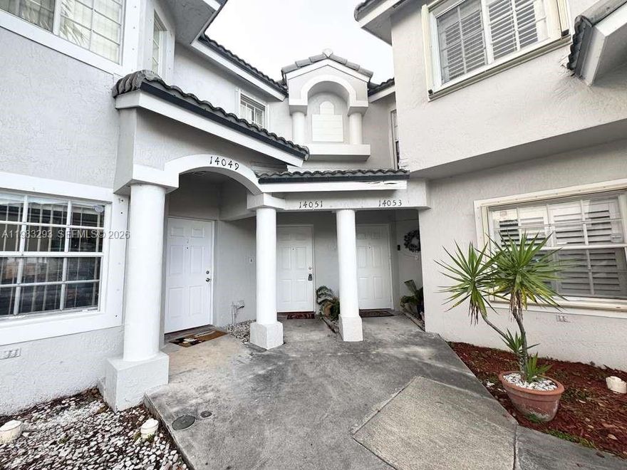 Beautiful Townhouse 2 stories, 3 bedrooms 2.5 bathroom, all tiled and laminate floor, huge patio. Conveniently
located by Turnpike, Zoo Miami, Deerwood/Bonita Lakes Park, Supermarkets, Shopping Centers, and more!.
Community offers Beautiful Pool with Lake-views, Kids Playground, Gated Community, and 24/7 onsite Security.