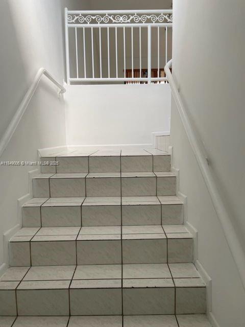 Beautiful two-bedroom, two-bathroom apartment, super conveniently located, with a washer and dryer in the unit, water included in the rent. Assigned parking and guest parking are available. Don't miss this opportunity to move in.