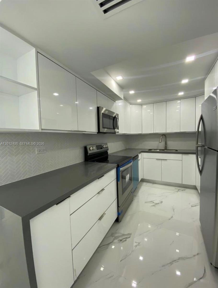 6039 Collins Ave 1033