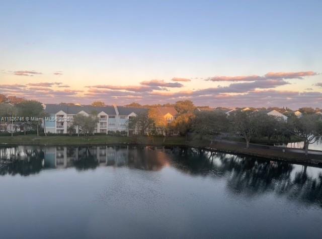 SELLER WILL PAY FEE TO BUY DOWN BUYER 'S INTEREST RATE -- CORNER UNIT -- BEST LAKE VIEW -- SPACIOUS 3 BED -- WALK TO SCHOOLS AND PARK-- COVENIENT LOCATION WITH EASY ACCESS TO SHOPPINGS AND HIGHWAYS ; GATED -- MUST SEE -- HURRY BEFORE ITS GONE !
