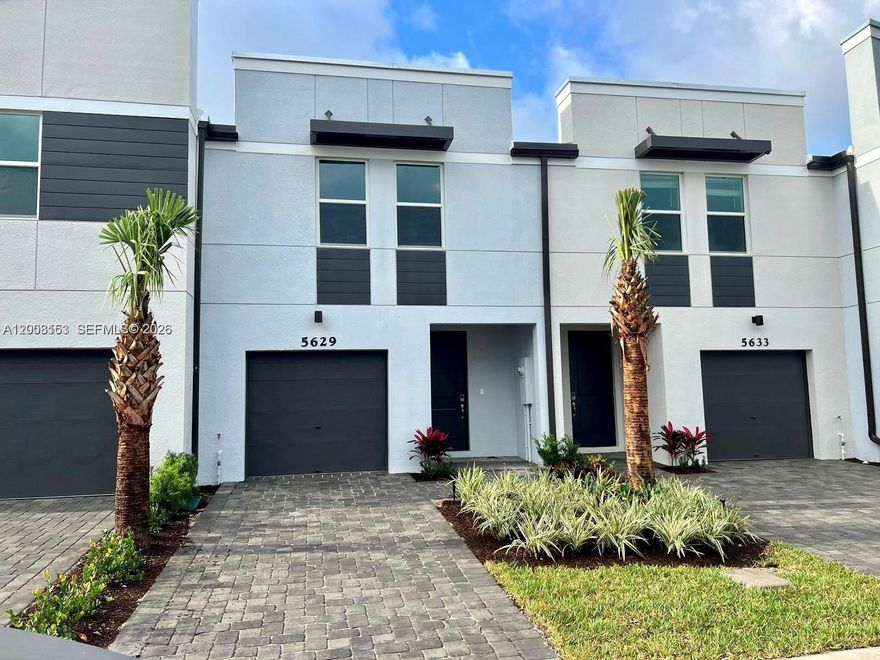 BEATIFUL TOWN HOUSE WITH LAKE VIEWS IN WEST PALM BEACH! VERY NICE AND QUIET COMMUNITY  "WITH NO NOISE OF TRAIN" VERY LOW MAINTENANCE FEE, CLOSE TO ALL SHOPS, GREAT RESTAURANTS, HIGHWAYS AND MUCH MORE! VERY NICE POOL AREA WITH PLAYGROUND.