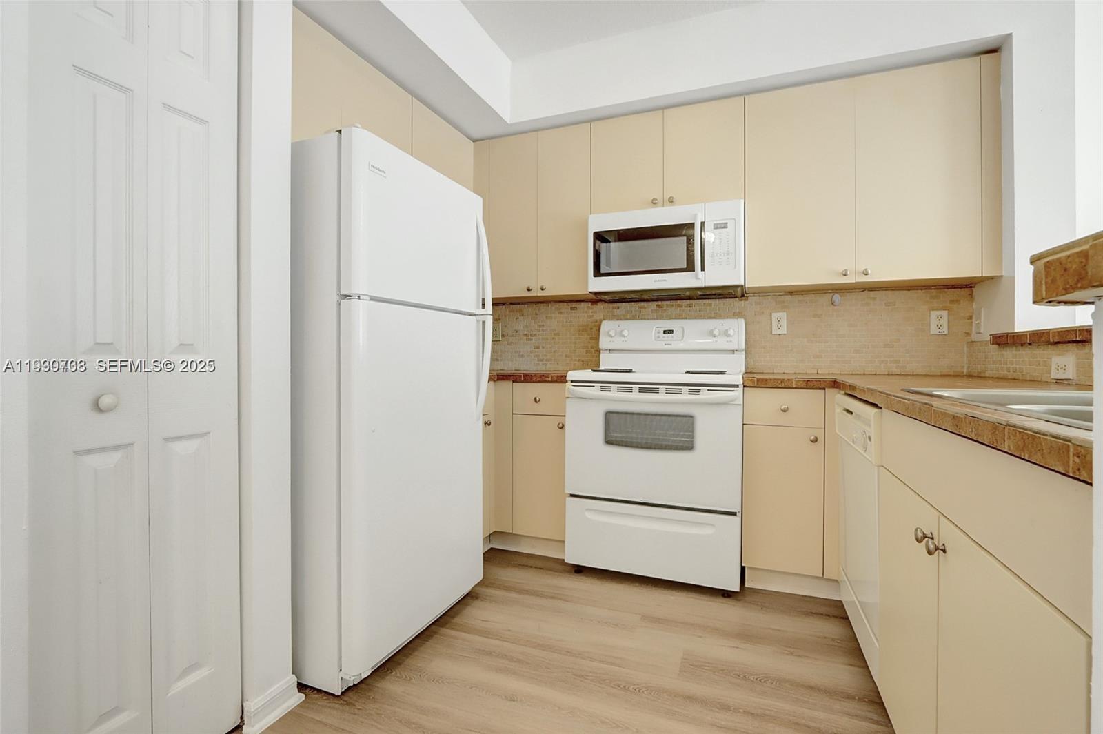 PARADISE POINTE CONDO - Residential Lease