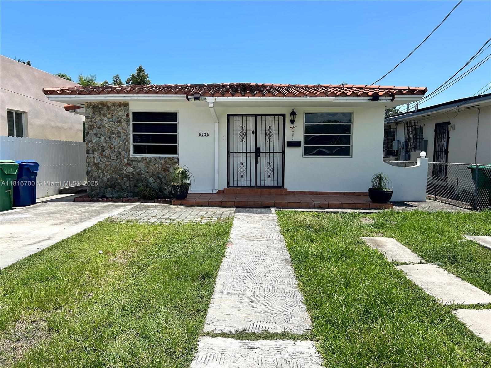 5726 Sw 20th St, Miami, Broward County, Florida - 3 Bedrooms  
2 Bathrooms - 