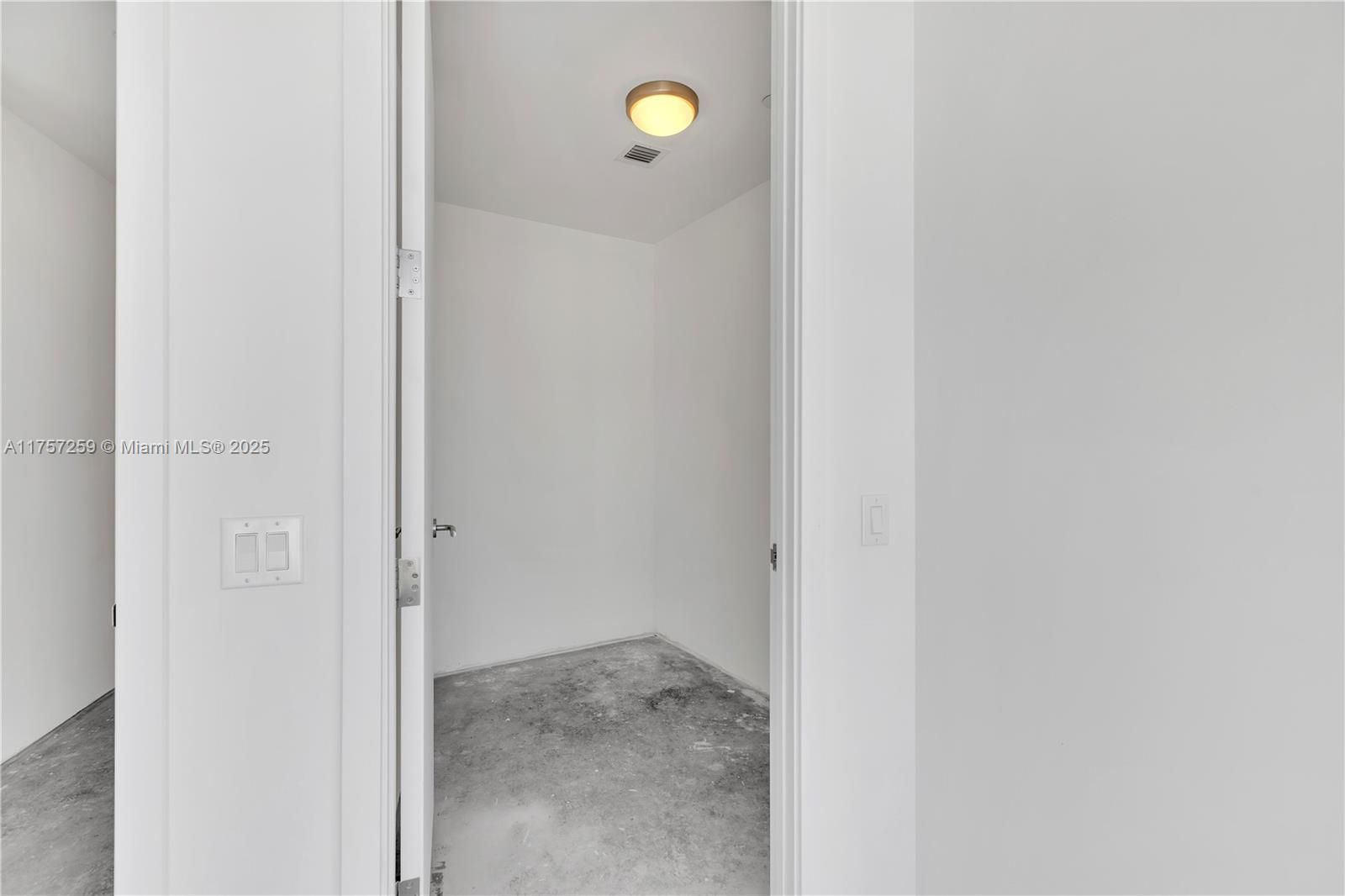 18555 COLLINS AVENUE COND - Residential