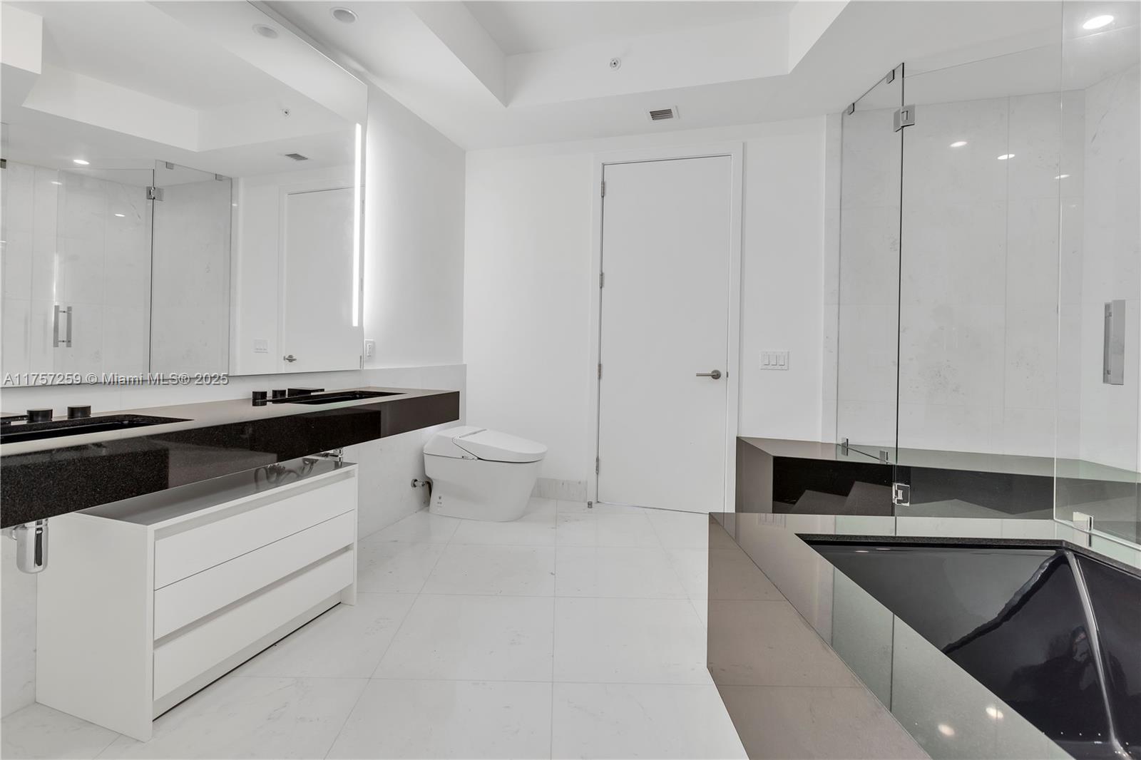 18555 COLLINS AVENUE COND - Residential