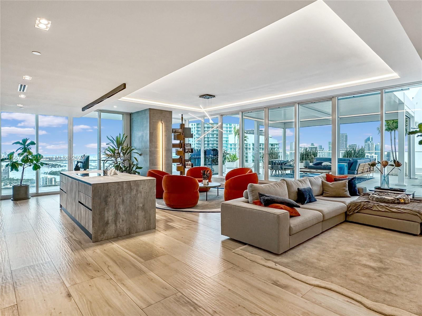 PARAMOUNT BAY CONDO - Residential