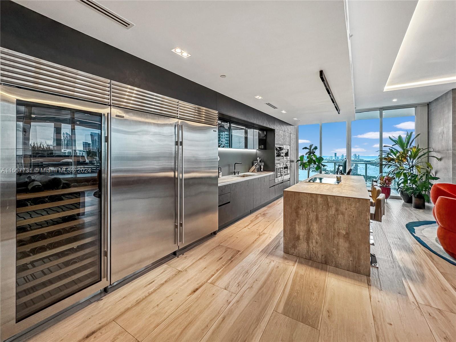 PARAMOUNT BAY CONDO - Residential