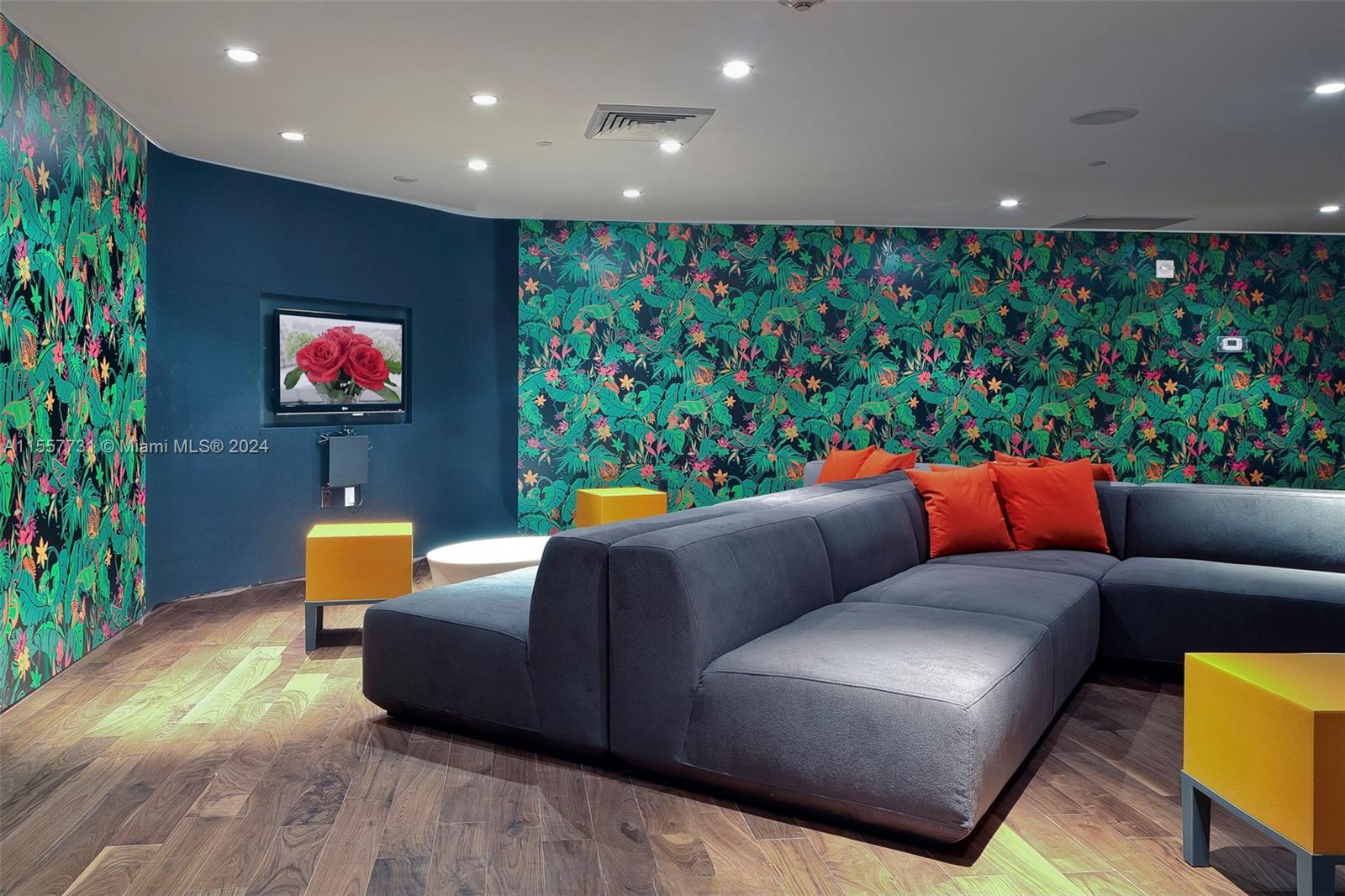 PARAMOUNT BAY CONDO - Residential
