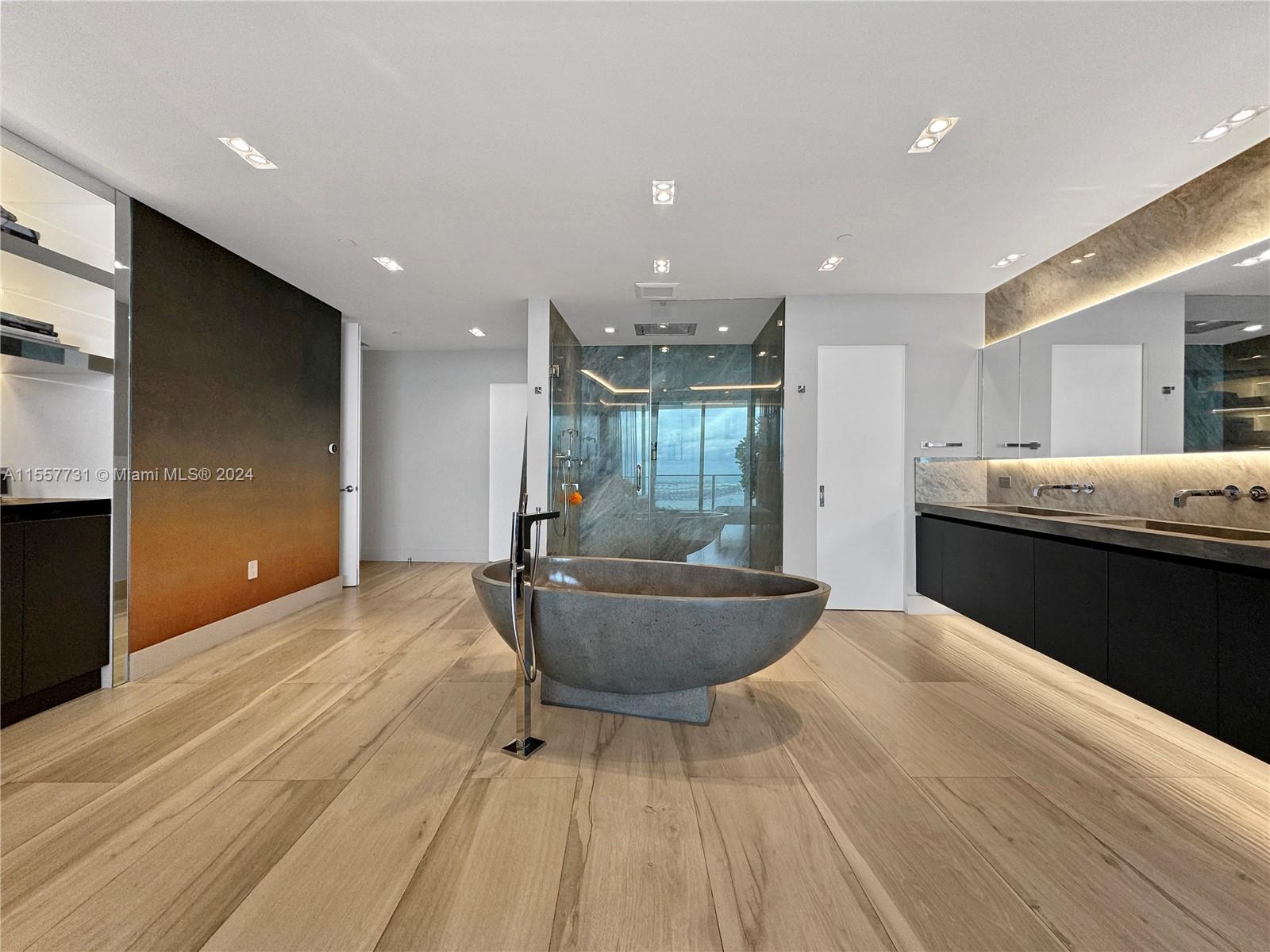 PARAMOUNT BAY CONDO - Residential