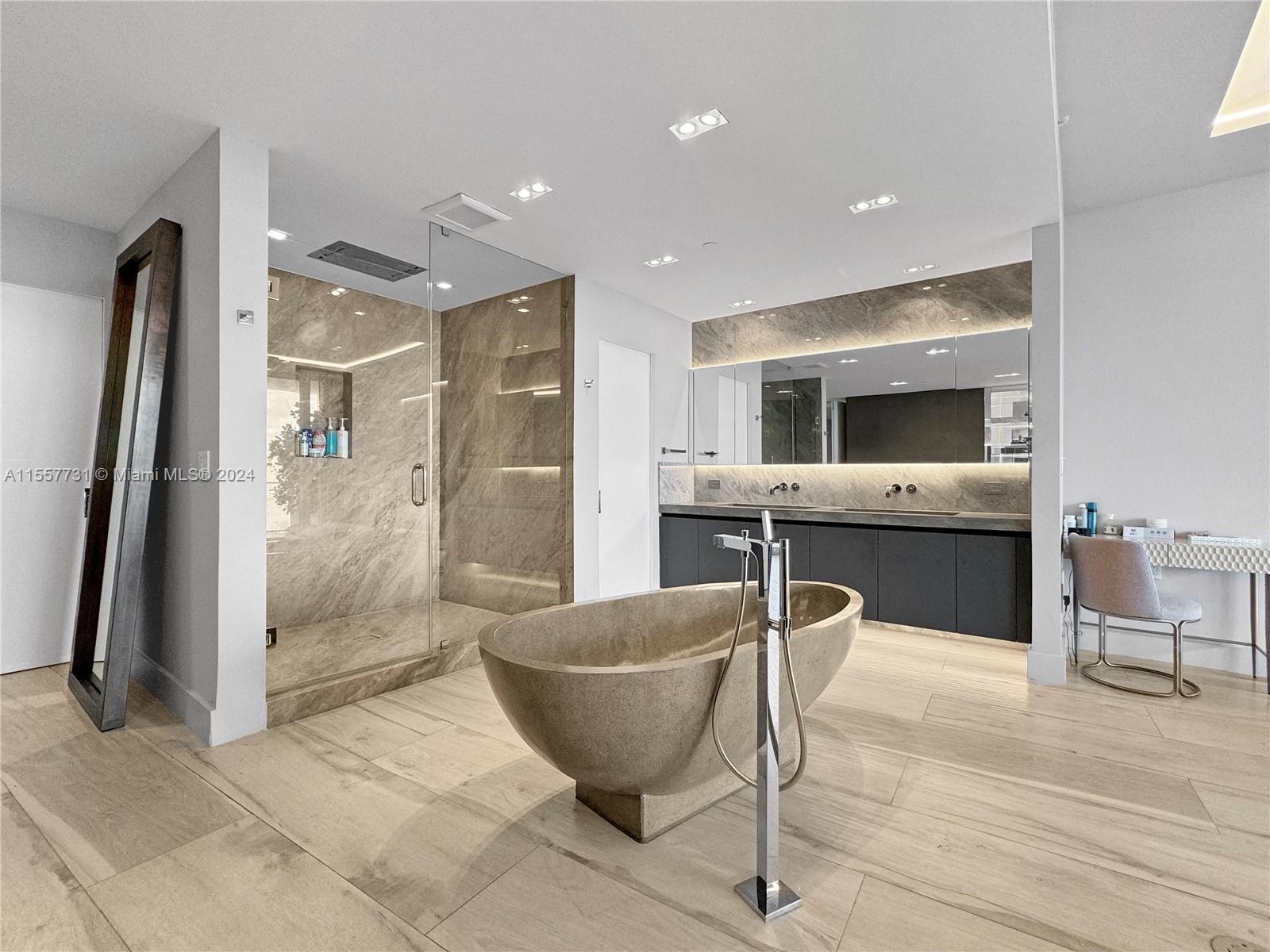 PARAMOUNT BAY CONDO - Residential