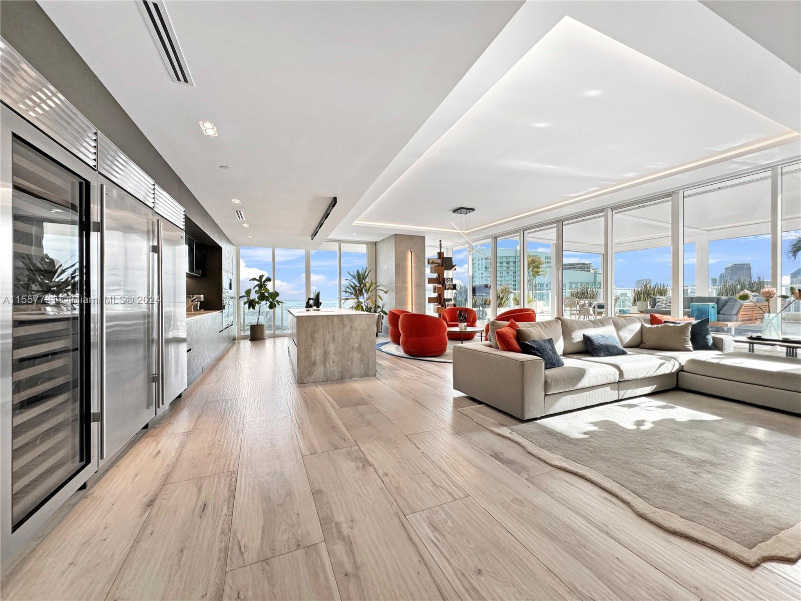 PARAMOUNT BAY CONDO - Residential