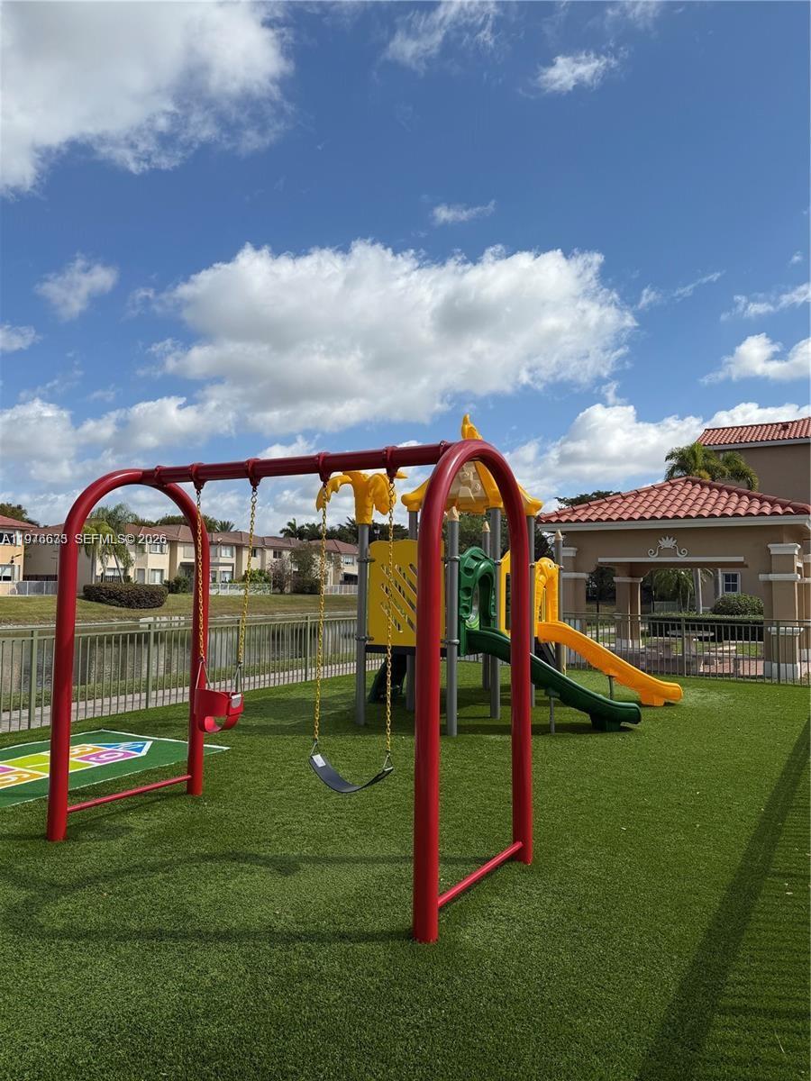 THE COURTS AT DORAL ISLES - Residential