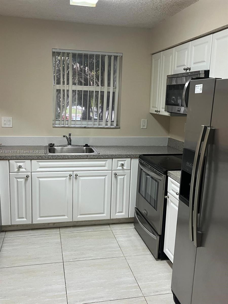 Welcome to Paragon! This spacious 2-story, 2-bed, 2-bath condo townhome w/garage is in the heart of Plantation! With freshly painted interior, updated kitchen, new vinyl flooring upstairs etc. Washer/dryer in unit. The community features a pool, tennis, and clubhouse. Near the Plantation Walk shops and restaurants, highways, hospitals and parks. Fast HOA approval. Water included!
