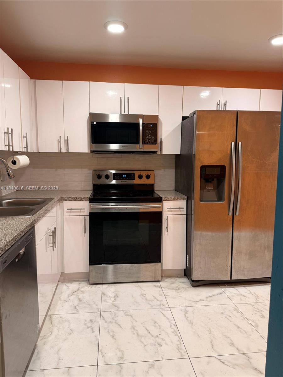 LAUDERDALE OAKS CONDO 7 - Residential