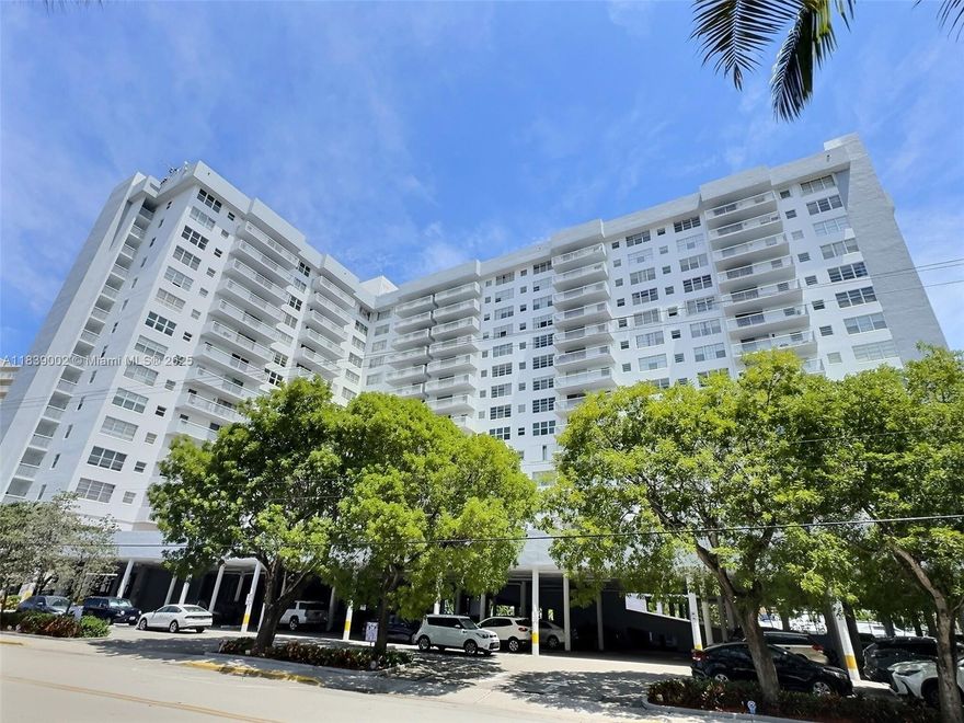 GREAT CONDO OVERLOOKING THE BAY, BEAUTIFUL VIEW, BUILDING RECENTLY RENOVATED, MASTER BEDROOM IS HUGE, 1 ASSIGNED PARKING SPACE, REALLY NICE DECORTED, READY TO MOVE IN NOW. ONLY FIRST MONTH AND ONE MONTH DEPOSIT PLEASE CALL LISTIN AGENT FOR MORE INFORMATION.