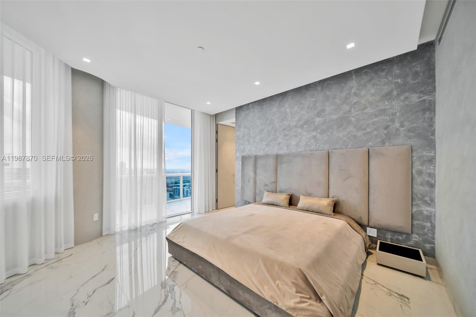 TRUMP HOLLYWOOD - Residential