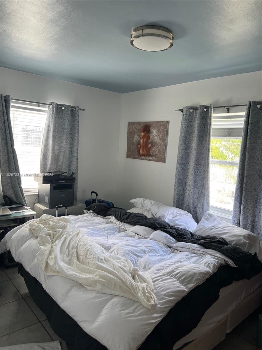 Location! Cozy secluded corner home. (Private and quite) In the heart of the city. Huge yard, basketball play court. Beautiful palm trees. Between Westchester and west Miami. minutes from shopping center, schools and hospitals. Rent includes electricity, water and yard maintenance. One payment covers all. Ample parking.