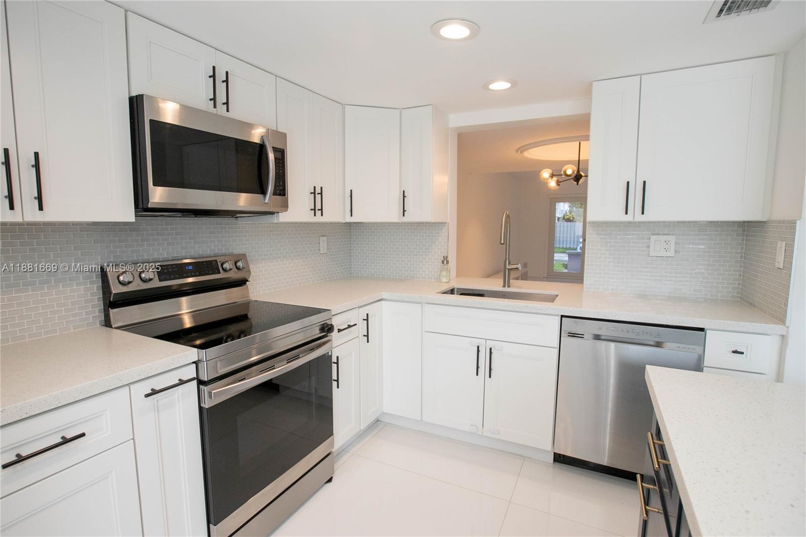 TOWNHOUSES OF VENETIAN PA - Residential Lease