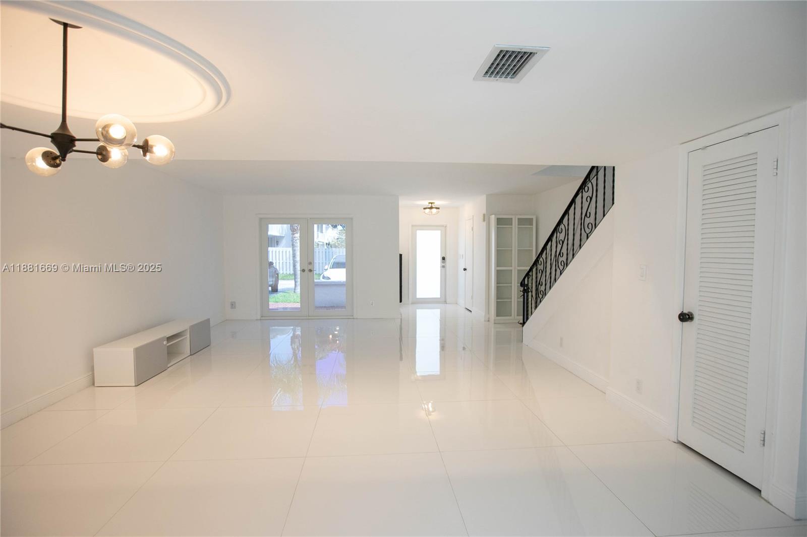Welcome to this bright and spacious townhouse in the heart of Hallandale!
This home is fully updated, filled with natural light, open layout, private balcony in master suite, private patio and great for entertaining. Minutes away from beaches, dining, shopping and highways.
No Saturday showings.