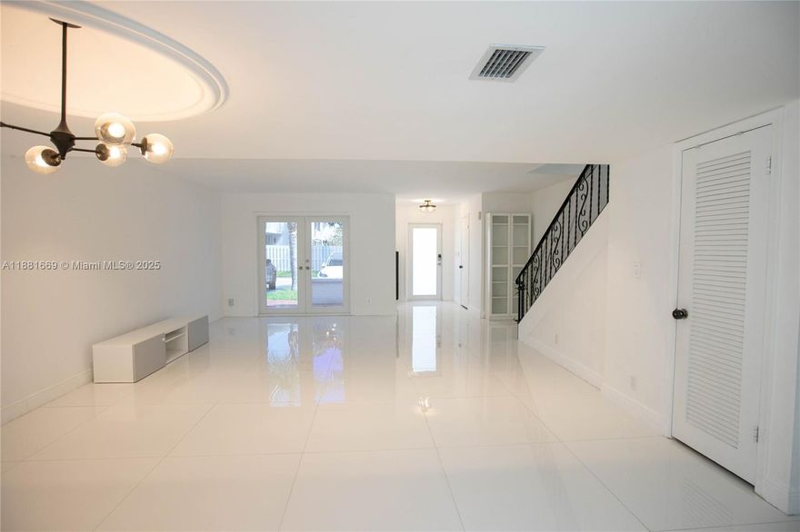 Welcome to this bright and spacious townhouse in the heart of Hallandale!
This home is fully updated, filled with natural light, open layout, private balcony in master suite, private patio and great for entertaining. Minutes away from beaches, dining, shopping and highways.
No Saturday showings.