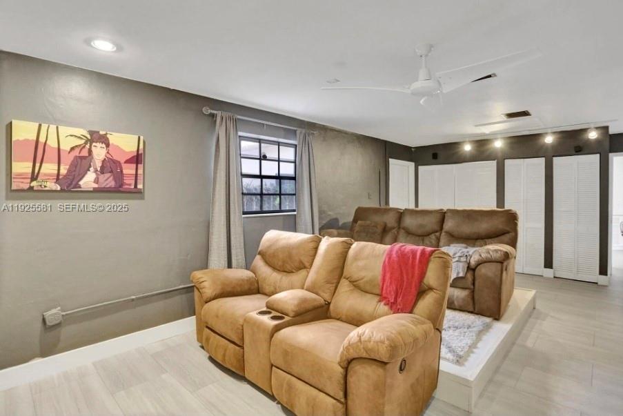 HOLLYWOOD HILLS - Residential