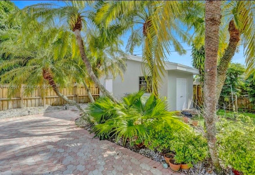 HOLLYWOOD HILLS - Residential