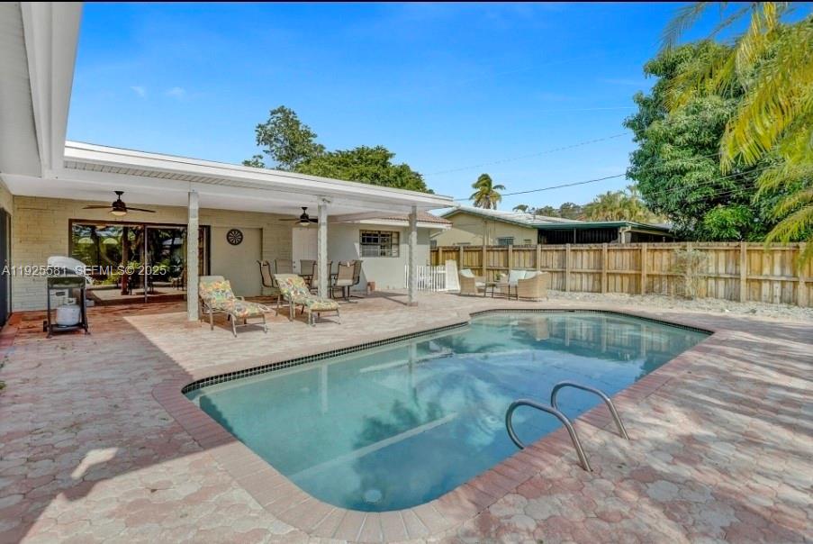 HOLLYWOOD HILLS - Residential