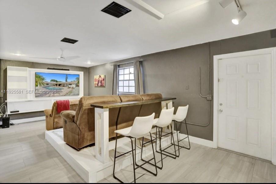 HOLLYWOOD HILLS - Residential