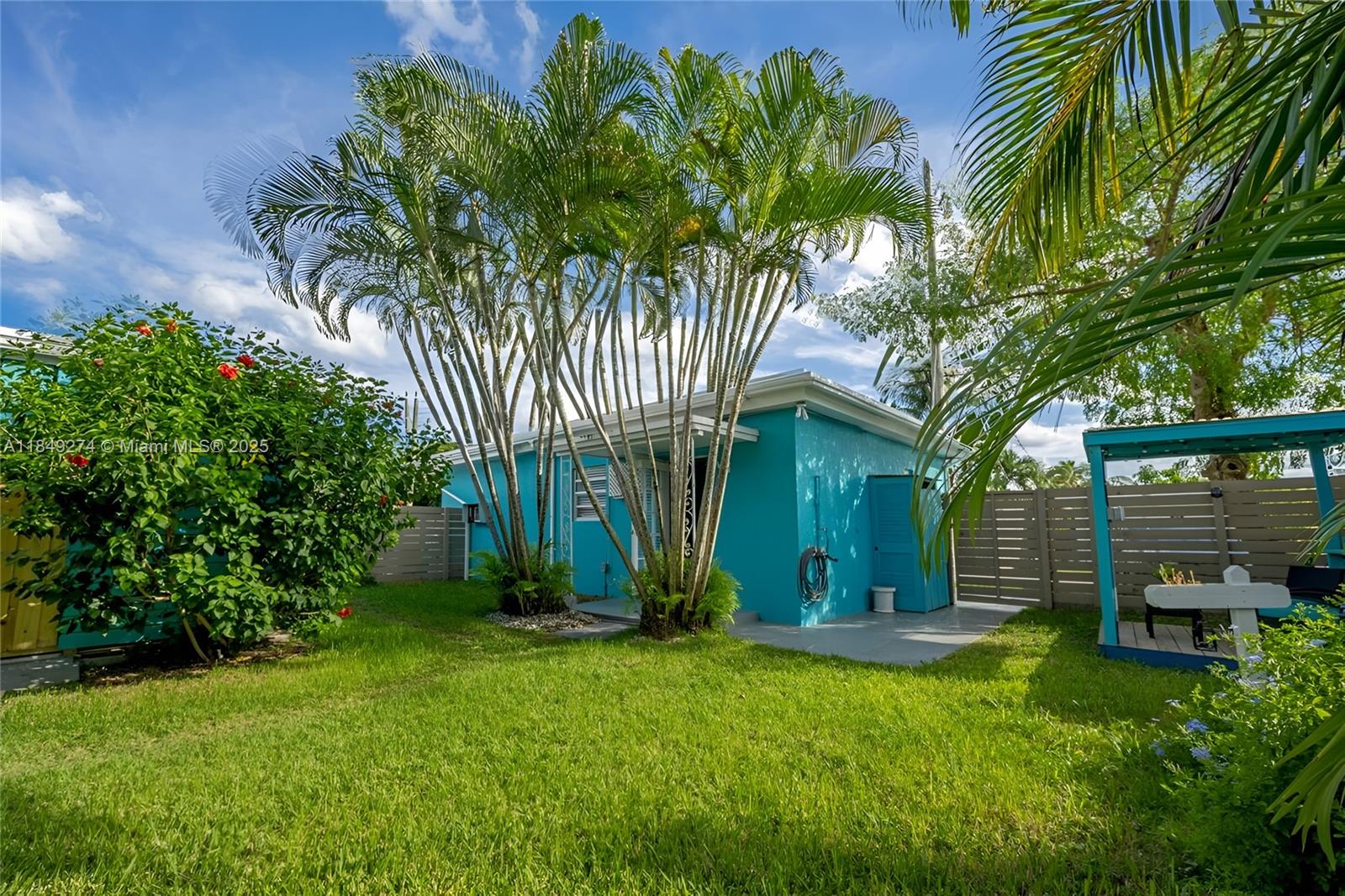 Luna Beach House – Charming apartment in the heart of Hollywood, FL, just minutes from the beach and Young Circle Park. Surrounded by supermarkets, shops, restaurants, and major hospitals. Located in a quiet, residential neighborhood, featuring beautiful gardens in the shared community patio, perfect for relaxing or enjoying with family. A great opportunity to live close to everything!