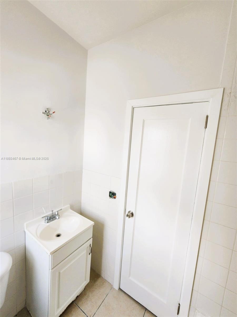 ALTOS DEL MAR NO 3 - Residential Lease