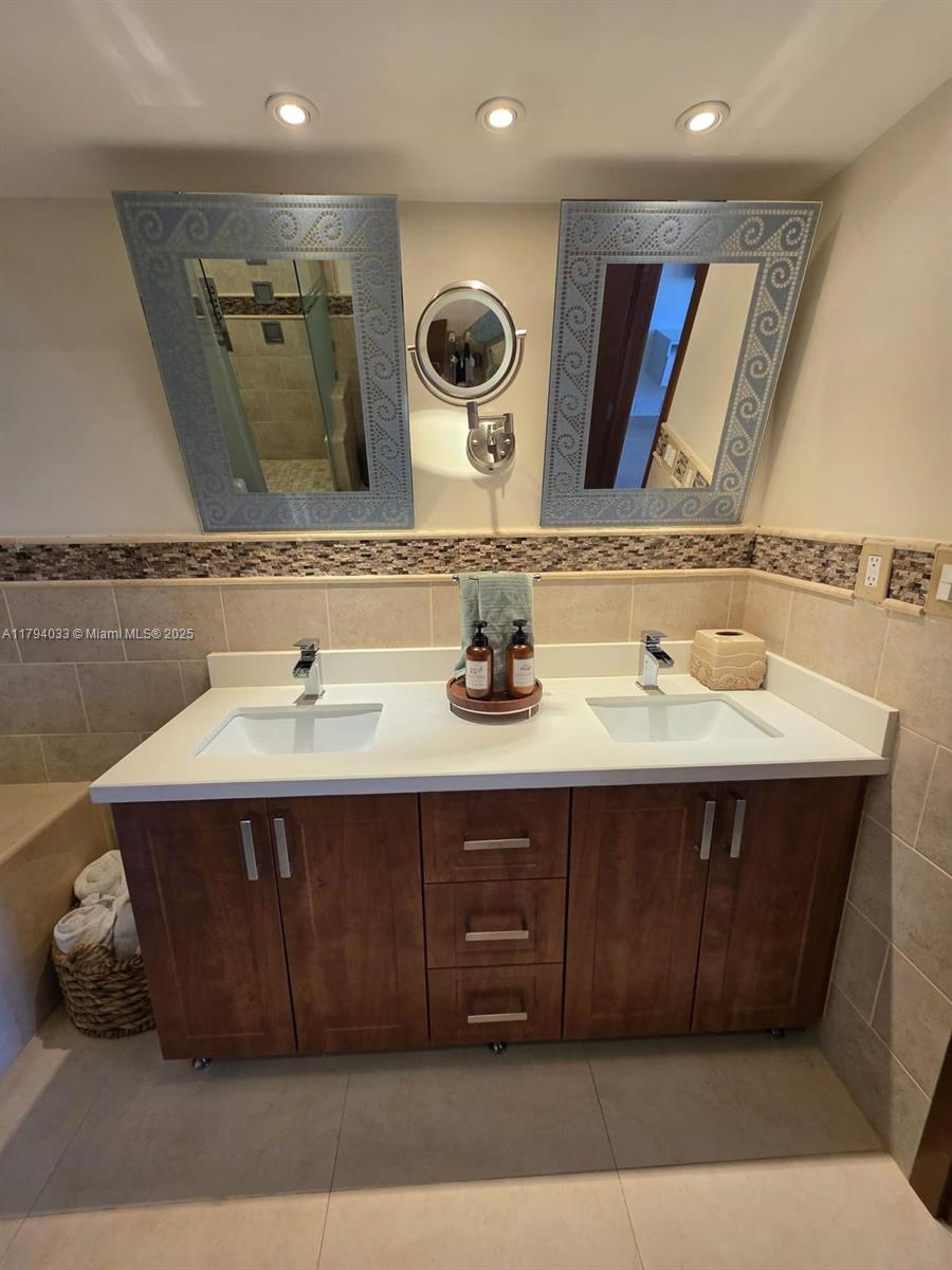 FOUR WINDS CONDO - Residential