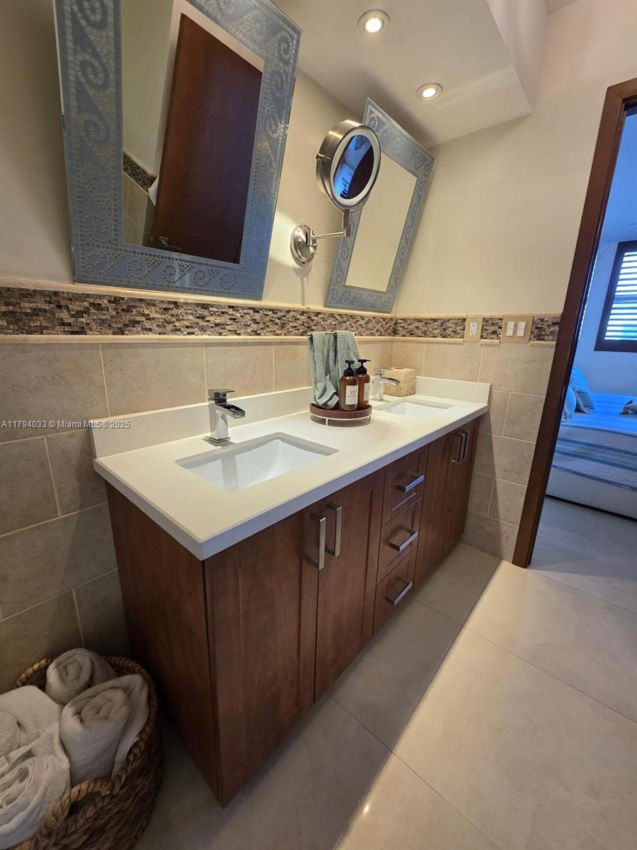 FOUR WINDS CONDO - Residential