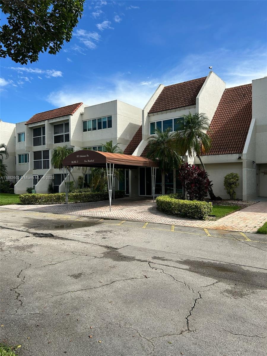 BUILDING THREE OF RACQUET - Residential Lease