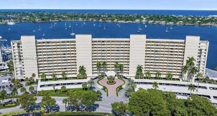 Panoramic views of the intracoastal waterway.