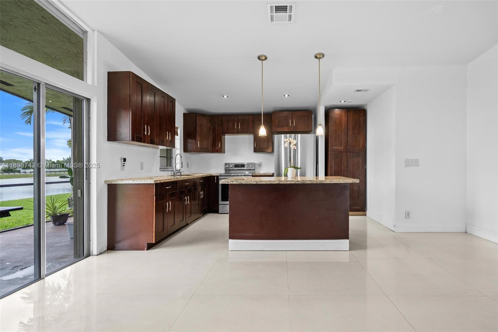 500 S Woodgate Cir A, Sunrise, FL, 33326/$399,999 2 500 S Woodgate Cir A