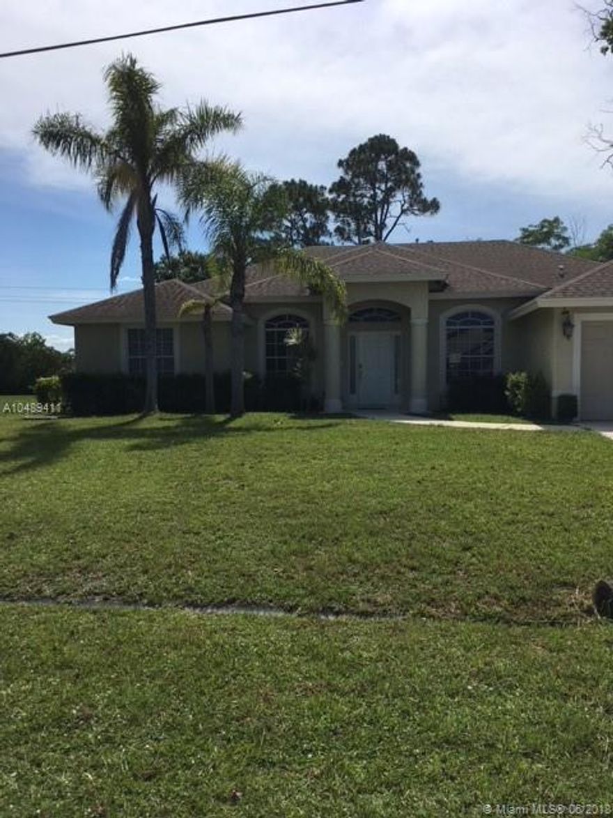 Beautiful  4 X 2 X 2 with 4 TV. Formal Living, Dining Room, Breakfast Nook. Open full kitchen 
Minutes away from PGA Golf Course Museum and Learning center, NY Mets Stadium. Restaurants... Beach is about 30 minutes away... 45 minutes to Palm Beach International Airport, 30 minutes to Jupiter, 20 minutes to Jensen Beach and about 2 hours to Orlando Disney World. Tenant responsible for HOA application fee