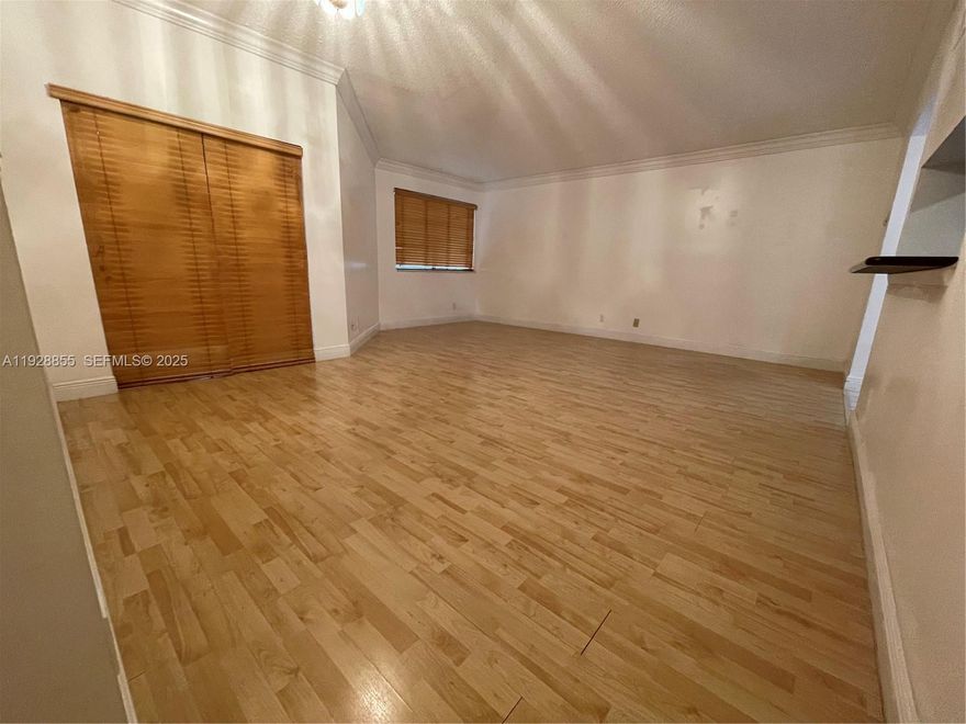 This stunning and spacious 1/1 home features wood flooring throughout, high vaulted ceilings, and a large living room filled with natural light. Enjoy stainless steel appliances in a beautiful kitchen and the convenience of an in-unit washer and dryer. The well-maintained, spacious balcony is perfect for relaxing. Located in a desirable, quiet, and peaceful neighborhood, with water and sewer included in the rent.

Don't miss out on the opportunity to make this lovely property your new home.

To apply for this rental, no prior evictions are accepted. Proof of income and credit will also be required. RAPID APPROVAL.

HABLAMOS ESPANOL
FALAMOS PORTUGUES