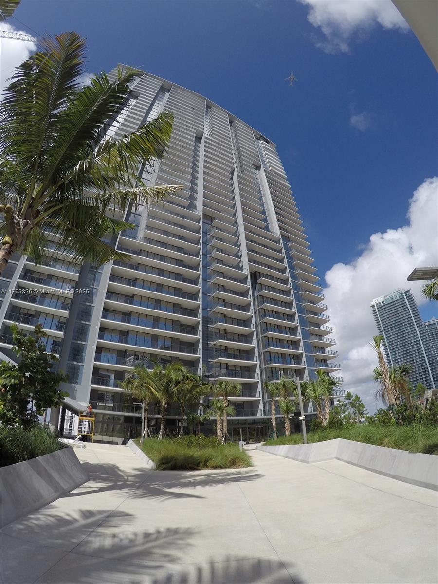 Rental Property at 88 Sw 7th St 2206, Miami, Broward County, Florida - Bedrooms: 1 
Bathrooms: 2  - $4,000 MO.