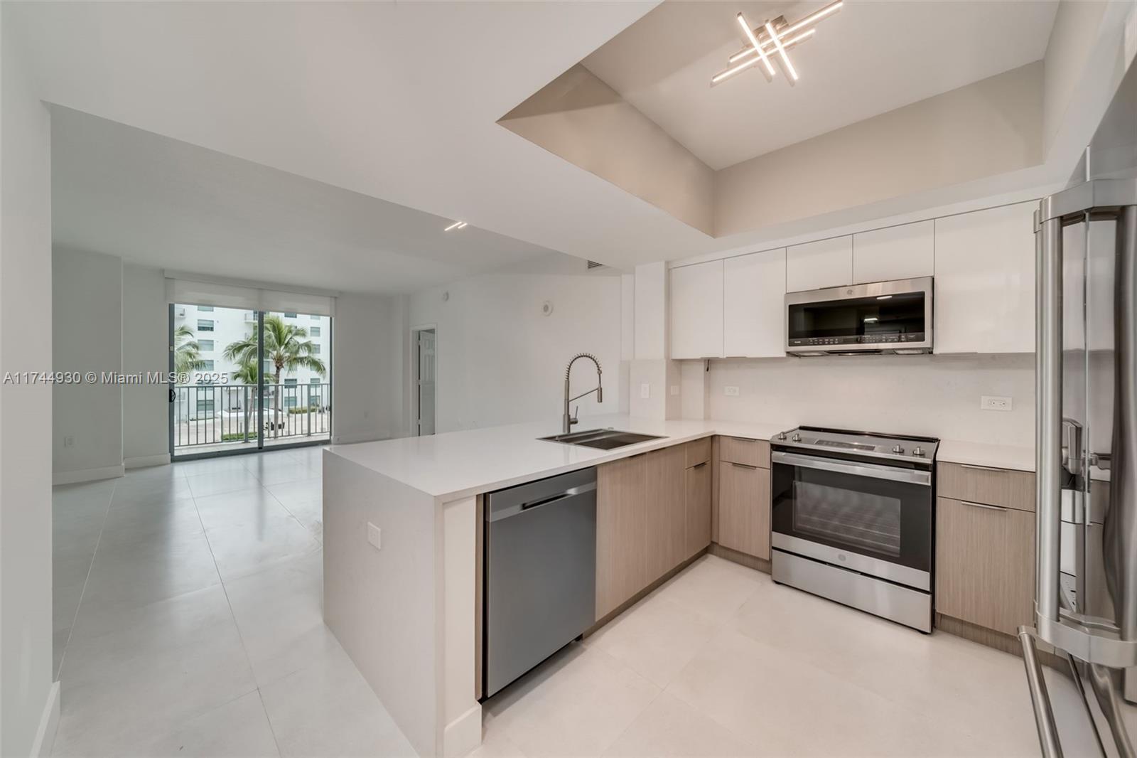 Photo 1 of 140 S Dixie Hwy 604, Hollywood, Florida, $2,850, Web #: 11744930