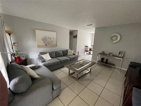 Duplex in Fort Pierce FL 128 Westglen Dr 1.jpg