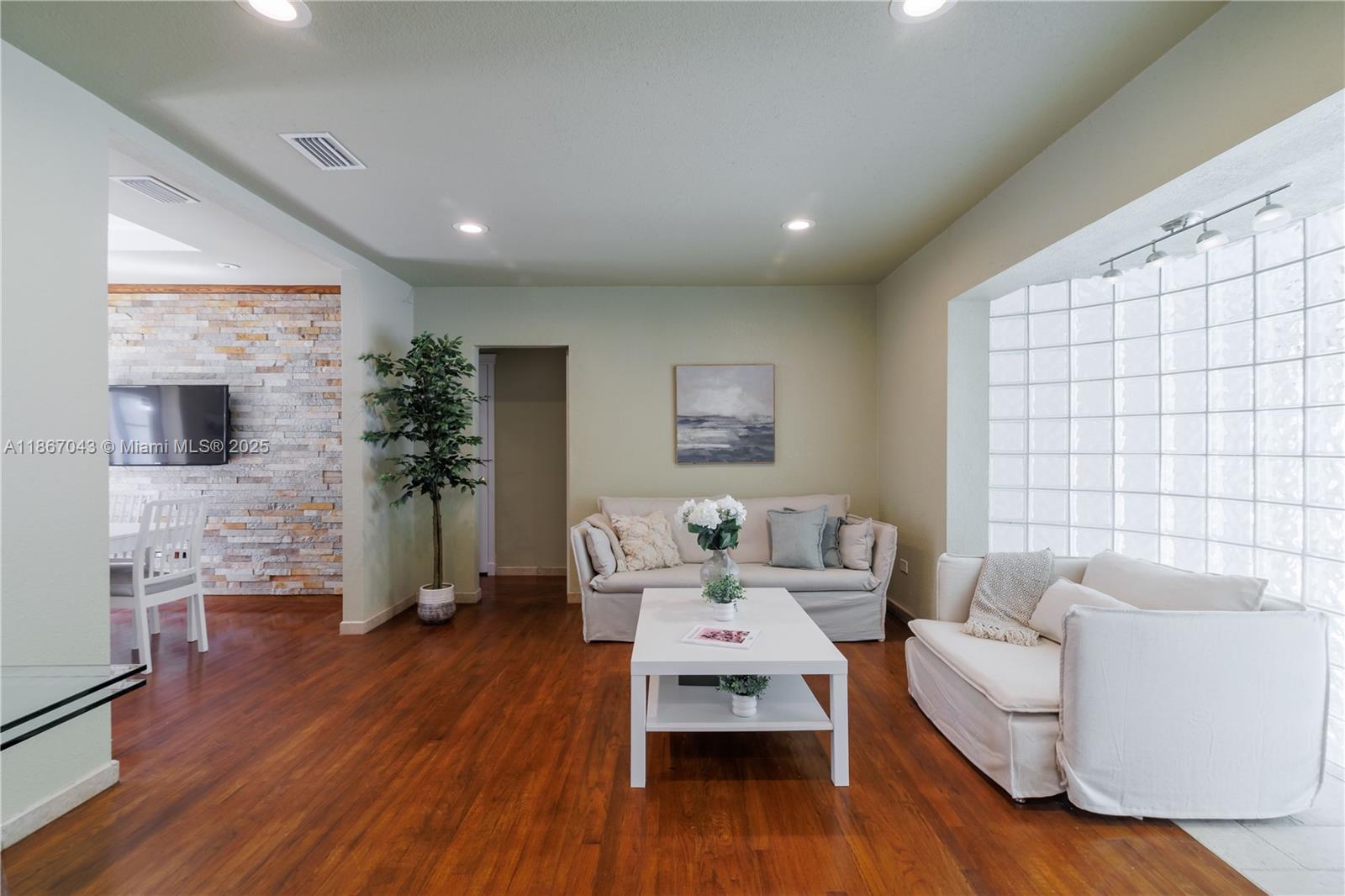 BRENTWOOD - Residential Lease