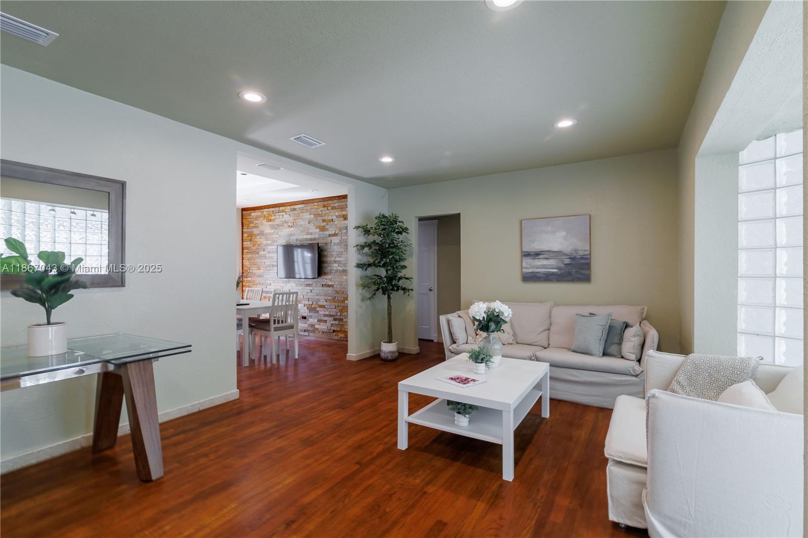 250 NE 48th St