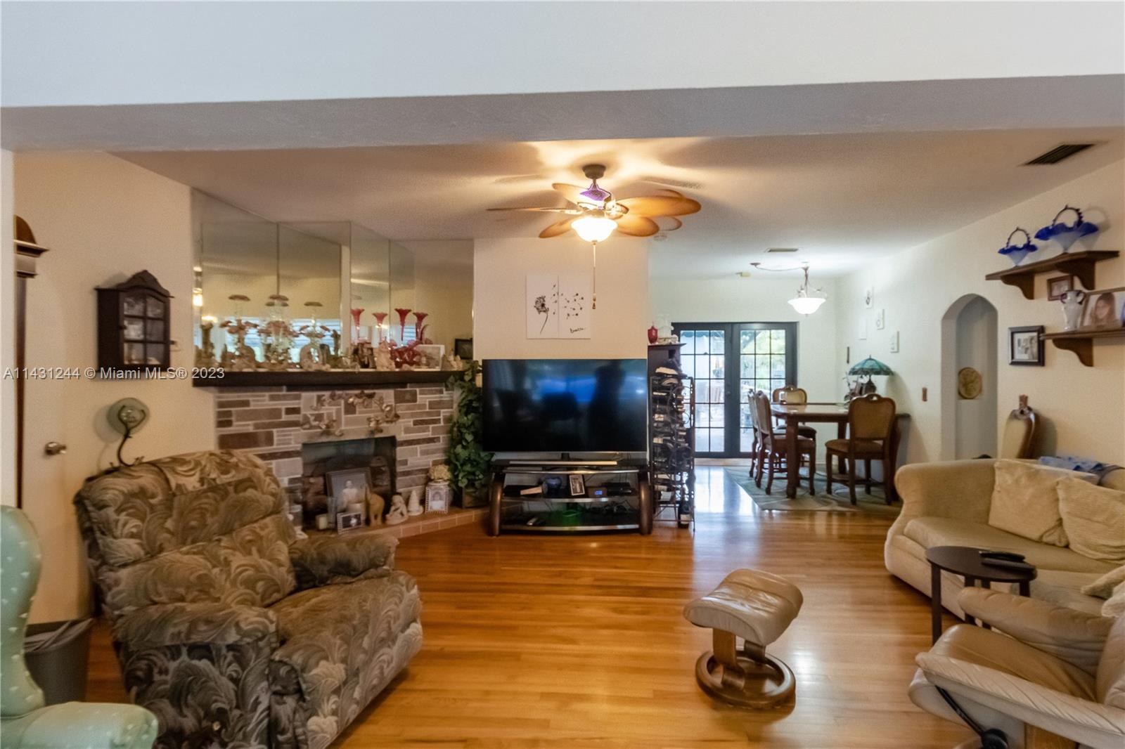 HOLLYWOOD LITTLE RANCHES - Residential