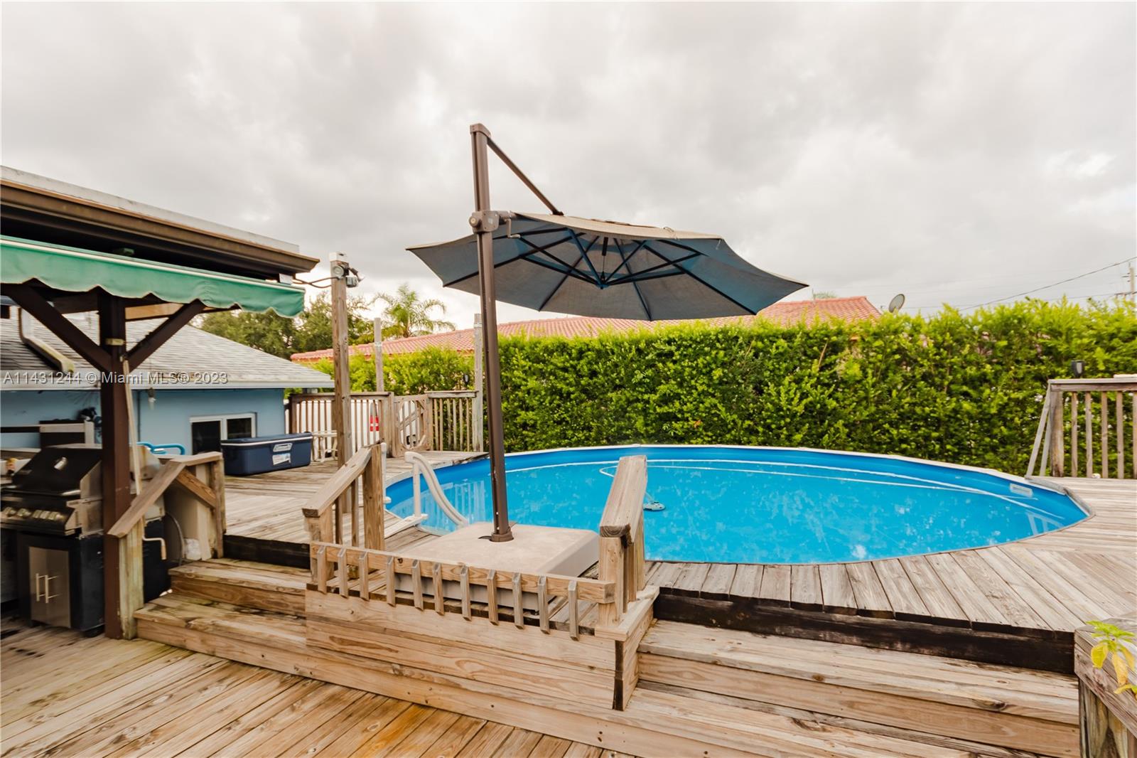 HOLLYWOOD LITTLE RANCHES - Residential