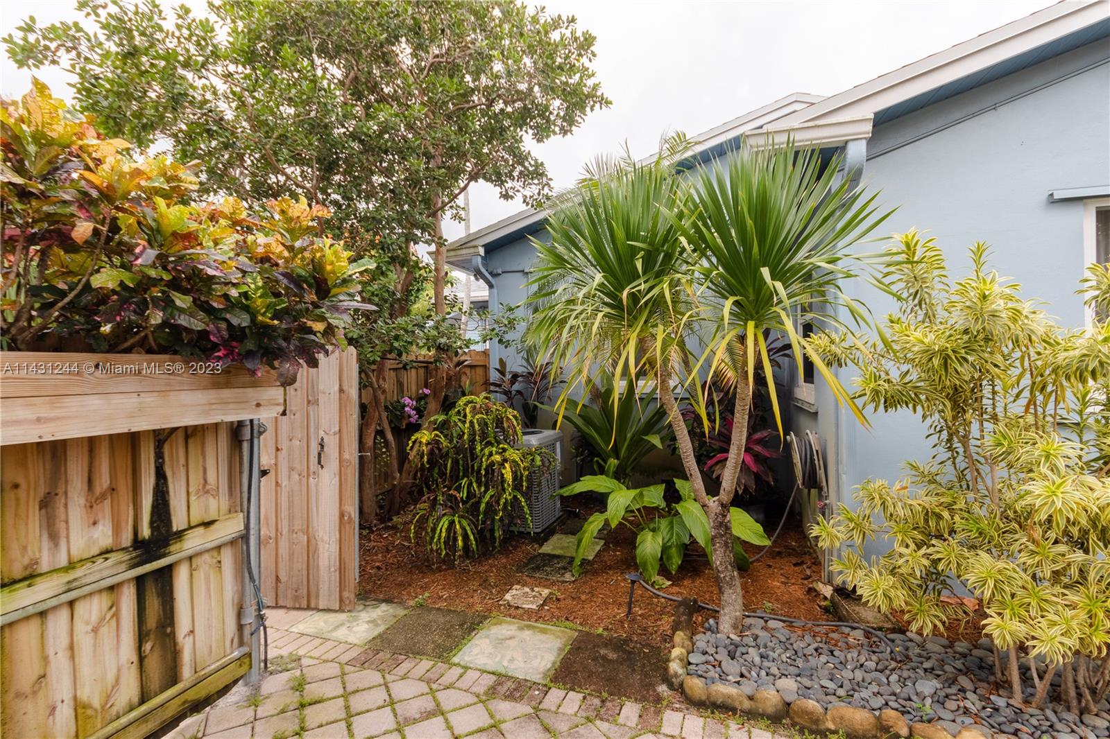 HOLLYWOOD LITTLE RANCHES - Residential